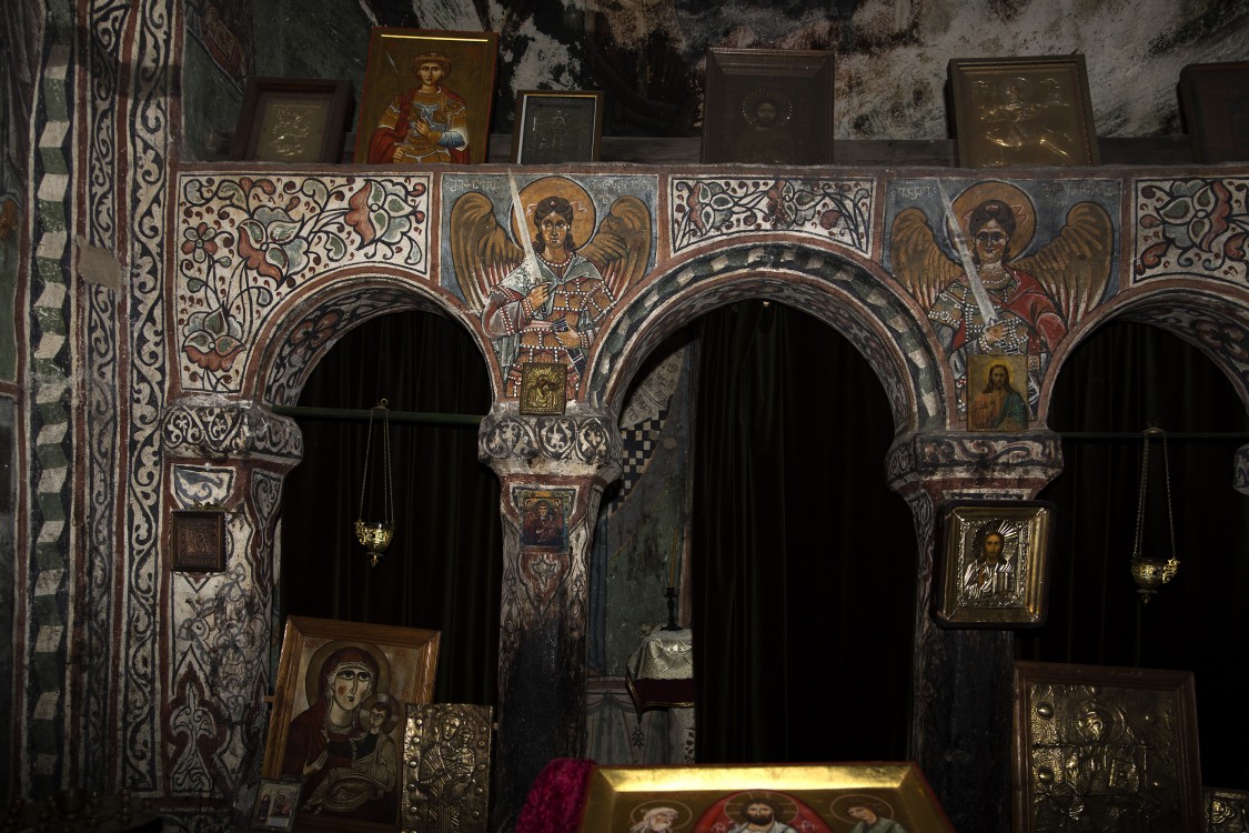 Церковь Спаса Преображения в Лагами, Местиа (Самегрело и Земо-Сванети, Грузия). интерьер и убранство, Алтарная преграда. Роспись XIII в.