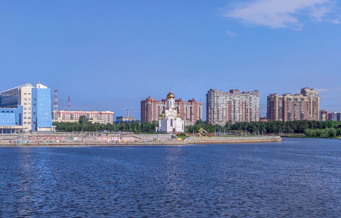 Церковь Татианы Римской при Университете, Сургут (Сургутский район и г. Сургут, Ханты-Мансийский автономный округ). общий вид в ландшафте, Вид с моста через реку Сайму