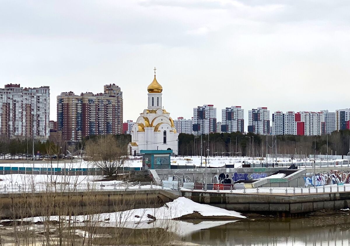 Церковь Татианы Римской при Университете, Сургут (Сургутский район и г. Сургут, Ханты-Мансийский автономный округ). дополнительная информация, Вид из парка 
