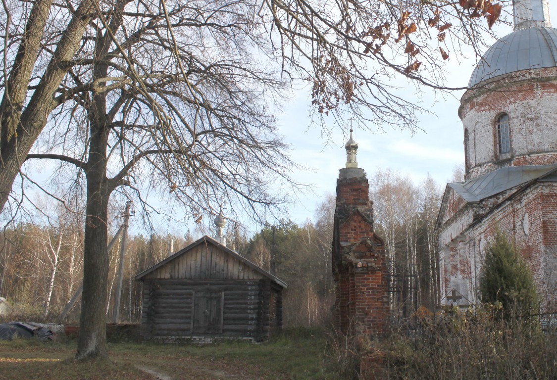 Глазово. Неизвестная часовня. общий вид в ландшафте, Вид с запада. Справа Успенская церковь 