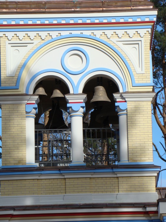 Церковь Казанской иконы Божией Матери в Дзинтари, Юрмала (Юрмала, город, Латвия). интерьер и убранство, Один из благовестников в проеме между колоннами колокольни