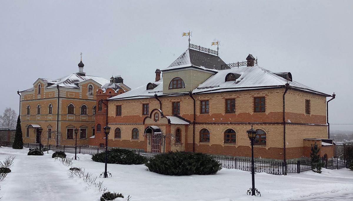 Вид с северо-востока, общий вид в ландшафте. Михайловский Покровский женский монастырь. Часовня Спаса Всемилостивого в административном корпусе, Михайлов (Михайловский район, Рязанская область)