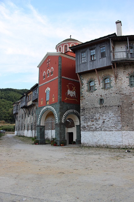 Монастырь Филофей, Афон (Ἀθως) (Айон-Орос (Άγιον Όρος), Греция). художественные фотографии, На башне -изображение белого пеликана, кормящего птенцов своей плотью - прообраз Господа нашего Иисуса Христа