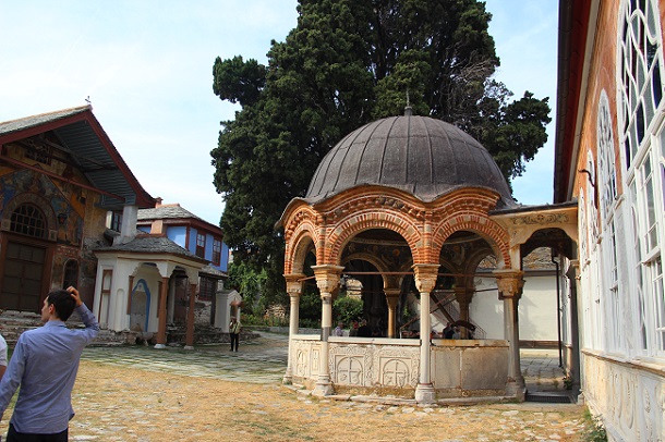 Монастырь Филофей, Афон (Ἀθως) (Айон-Орос (Άγιον Όρος), Греция). художественные фотографии, Между трапезной и кафоликоном расположена фиала святой воды, колоны фиалы выполнены из мрамора, купол украшен сценами: Крещения, Живоносный источник, Исход. 
