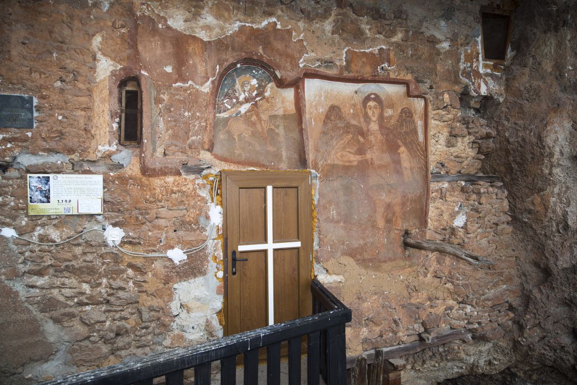 Прочие страны, Северная Македония, Радожда. Церковь Михаила Архангела, фотография. фасады, вход в пещерную церковь