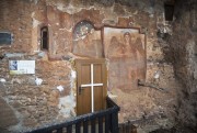 Церковь Михаила Архангела, вход в пещерную церковь<br>, Радожда, Северная Македония, Прочие страны