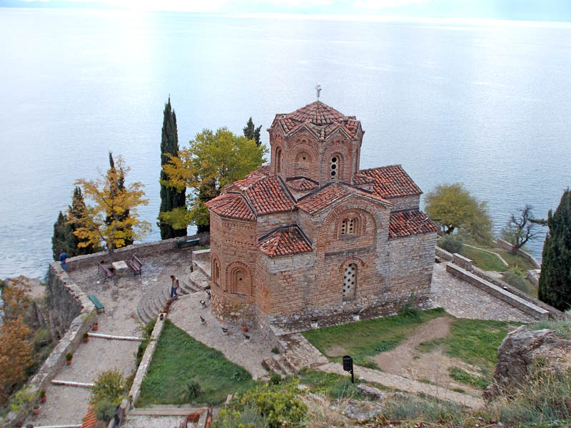 Охрид. Церковь Иоанна Богослова в Канео. общий вид в ландшафте, вид с севера