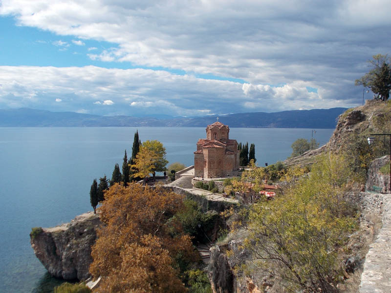 Охрид. Церковь Иоанна Богослова в Канео. общий вид в ландшафте, вид с крепости Царя Самуила