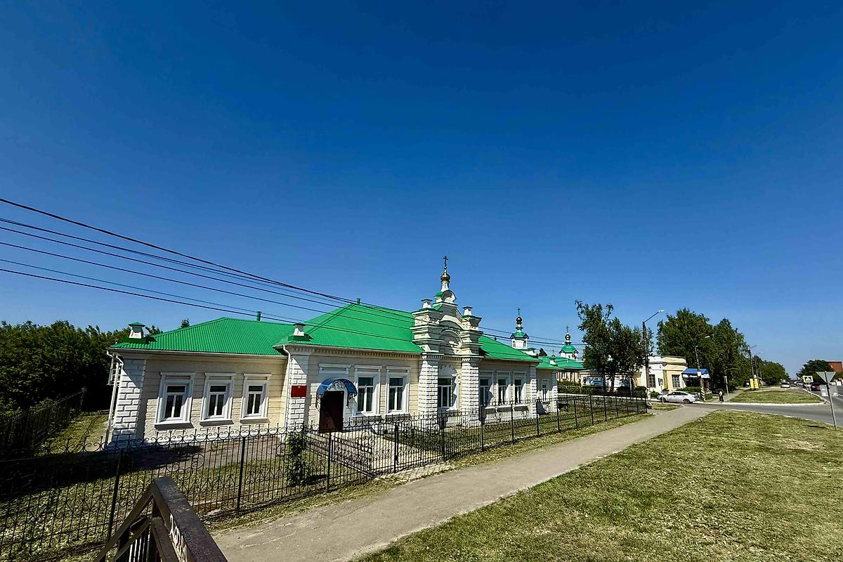 общий вид в ландшафте. Неизвестная церковь при воскресной школе, Канаш (Канашский район и г. Канаш, Республика Чувашия)