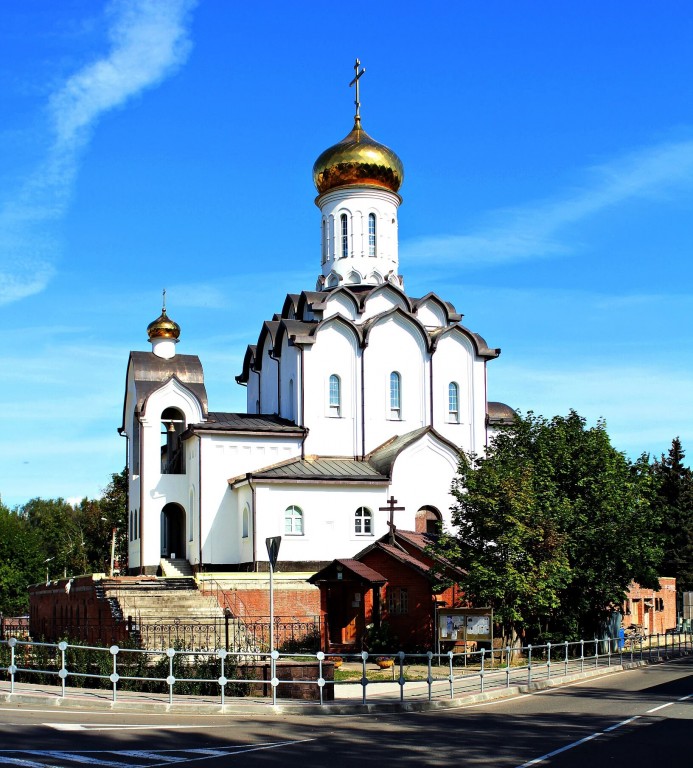 Поведники. Церковь Новомучеников и исповедников Российских. общий вид в ландшафте