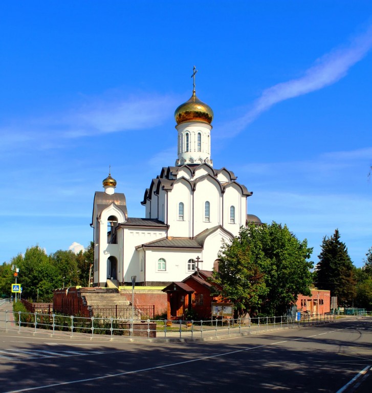 Поведники. Церковь Новомучеников и исповедников Российских. общий вид в ландшафте