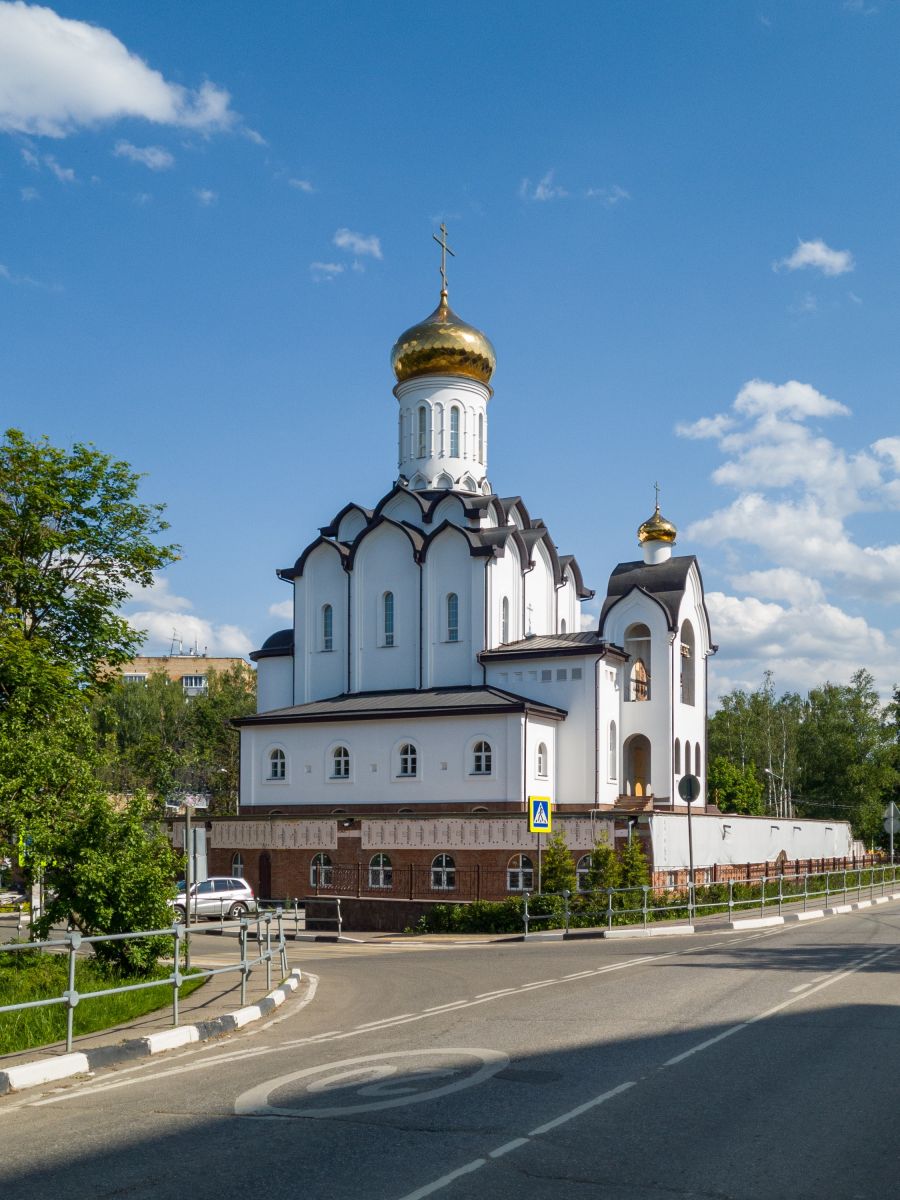 Церковь Новомучеников и исповедников Российских, Поведники (Мытищинский городской округ и гг. Долгопрудный, Лобня, Московская область). общий вид в ландшафте