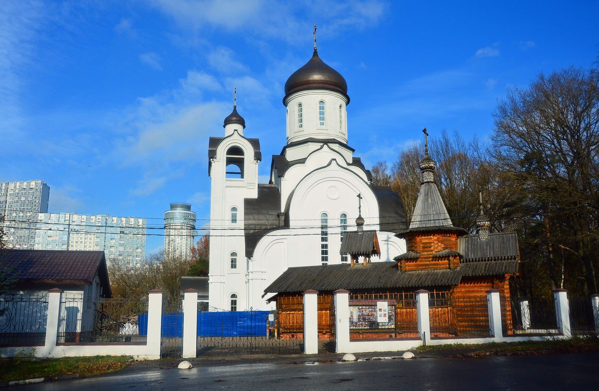 Церковь Новомучеников и исповедников Церкви Русской на Левобережной, Химки (Химкинский городской округ, Московская область). общий вид в ландшафте