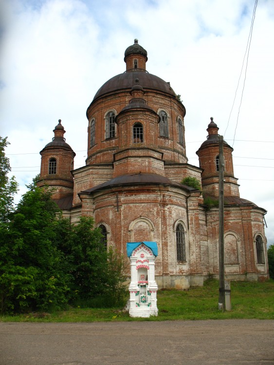 Часовенный столб, Пустополье (Уржумский район, Кировская область). фасады, столб на фоне храма
