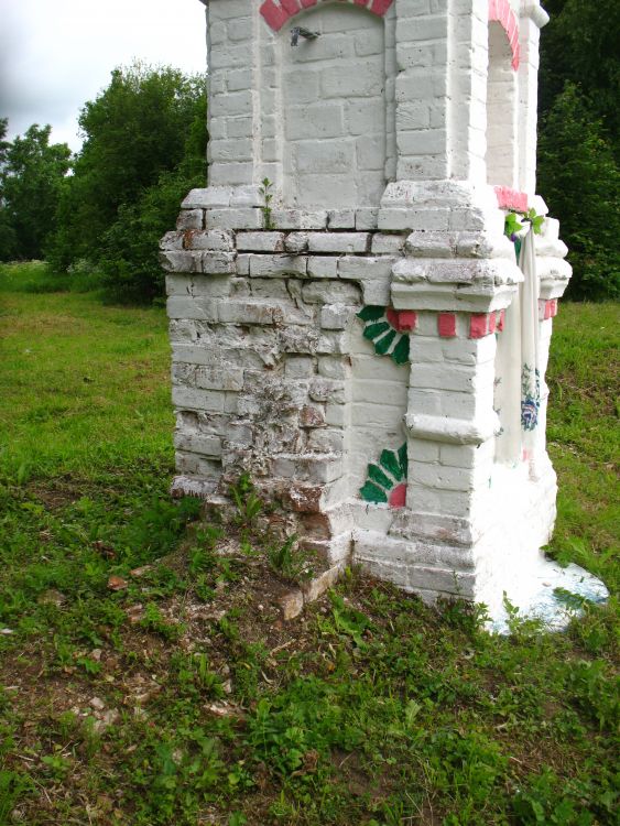 Пустополье. Часовенный столб. архитектурные детали, Следы от церковной ограды с северной стороны столба