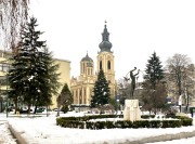 Кафедральный собор Рождества Пресвятой Богородицы, Вид через сквер с памятником полиэтничному человеку<br>, Сараево, Босния и Герцеговина, Прочие страны