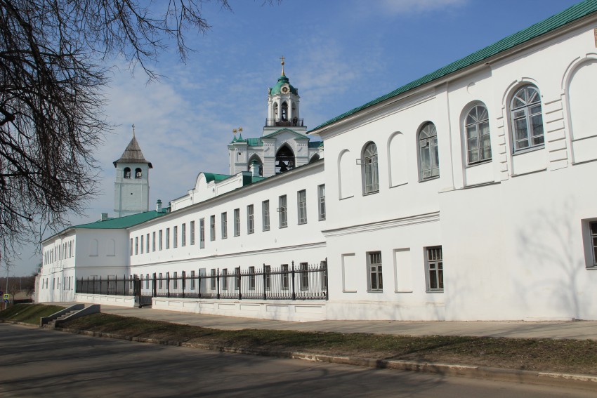 Ярославль. Спасо-Преображенский монастырь. Церковь Трех Святителей при Мужском духовном училище. фасады