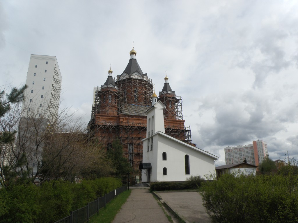 Церковь Александра Невского (строящаяся), Химки (Химкинский городской округ, Московская область). документальные фотографии, Уже поставили шатры