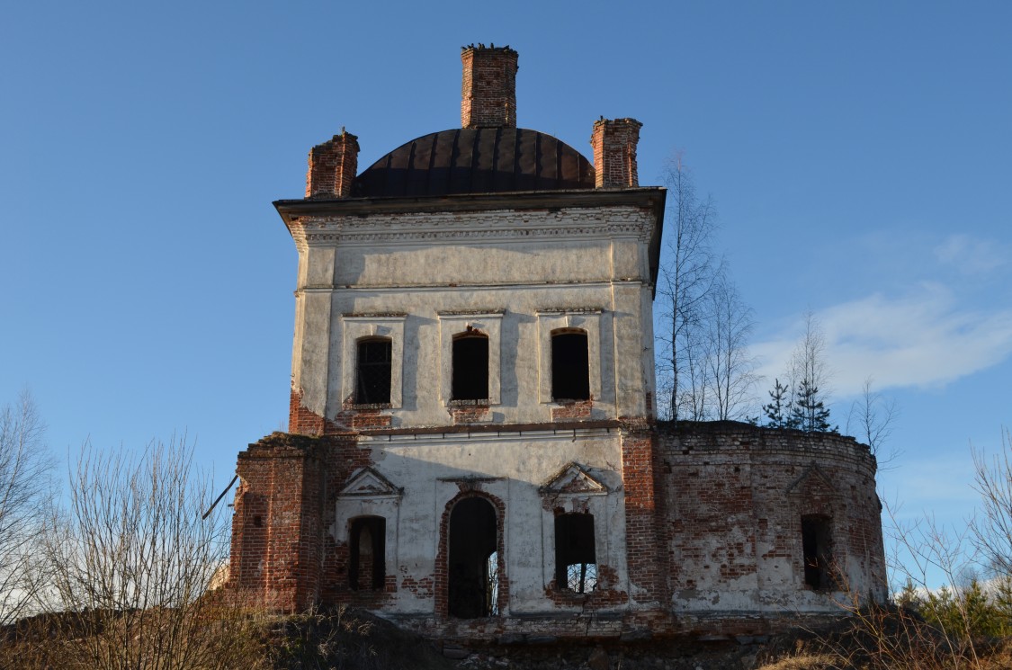 Павликово. Церковь Рождества Пресвятой Богородицы. фасады, Вид с юга на основную часть храма и место, где была трапезная (слева, за кустарником)