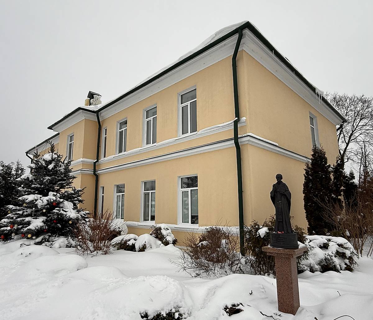 Епархиальное управление (бывшее здание штаба), памятник Николаю Чудотворцу, вид с юга, дополнительная информация. Мироносицкий женский монастырь, Бобруйск (Бобруйский район, Беларусь, Могилёвская область)