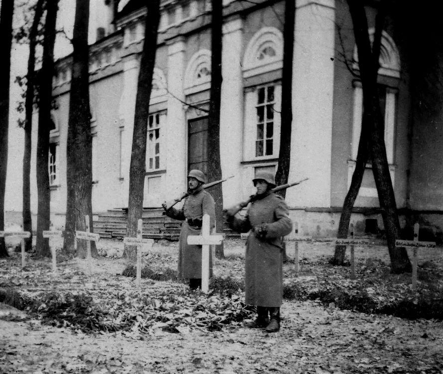 Церковь Николая Чудотворца, Холм (Холмский район, Новгородская область). архивная фотография, Боковой фасад храма до активных разрушений. Фото 1941 г. с аукциона e-bay.de