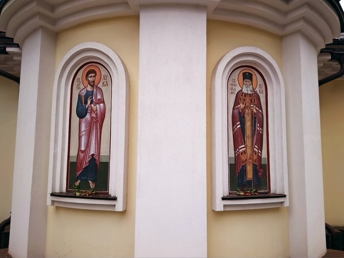 Церковь Луки (Войно-Ясенецкого) при Госпитале ветеранов войн, Жилино (Солнечногорский городской округ, Московская область). архитектурные детали, Святой апостол Лука (начало 1 века), святитель архиепископ Лука (Войно-Ясенецкий,1877-1964)