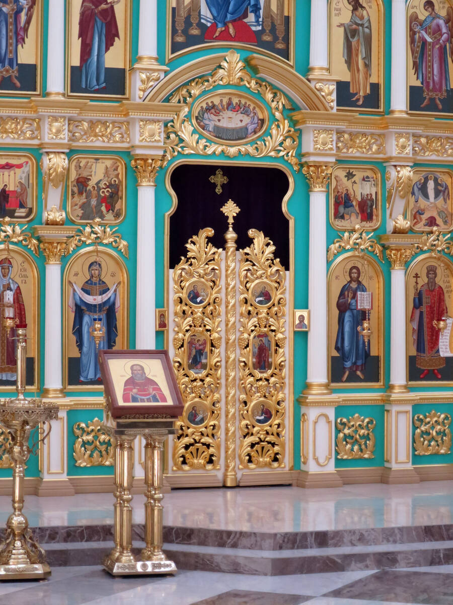 Церковь Всех Святых, в земле Российской просиявших в Новых Черёмушках, Черёмушки (Юго-Западный административный округ (ЮЗАО), г. Москва). интерьер и убранство, Царские врата