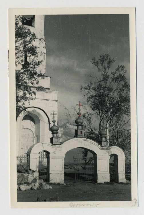 Церковь Илии Пророка, Дретино (Старорусский район, Новгородская область). архивная фотография, Ворота в ограде храма. Фото 1941 г. с аукциона e-bay.de