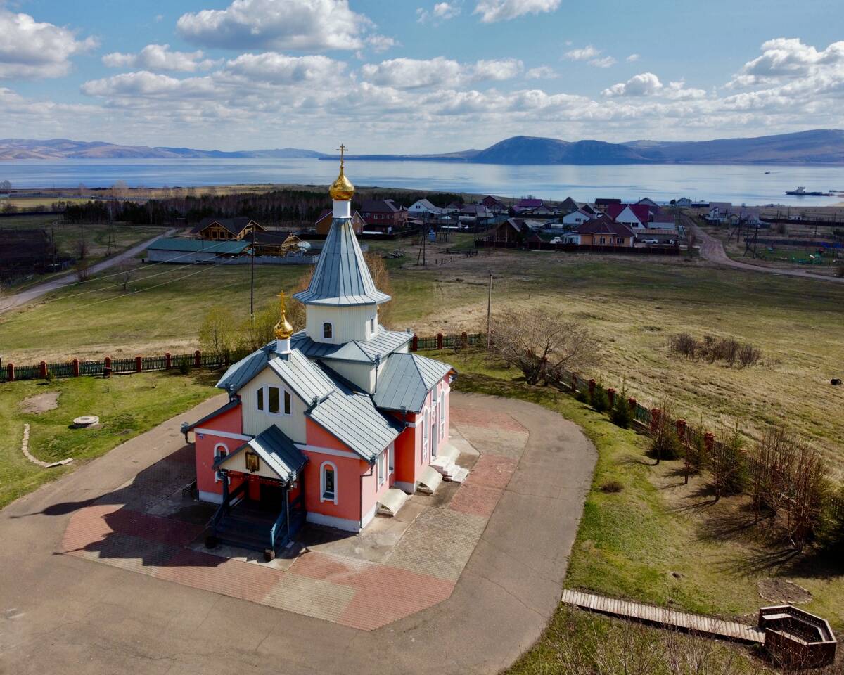 Церковь Воздвижения Креста Господня, Новосёлово, село (Новосёловский район, Красноярский край). фасады, На фоне Красноярского водохранилища