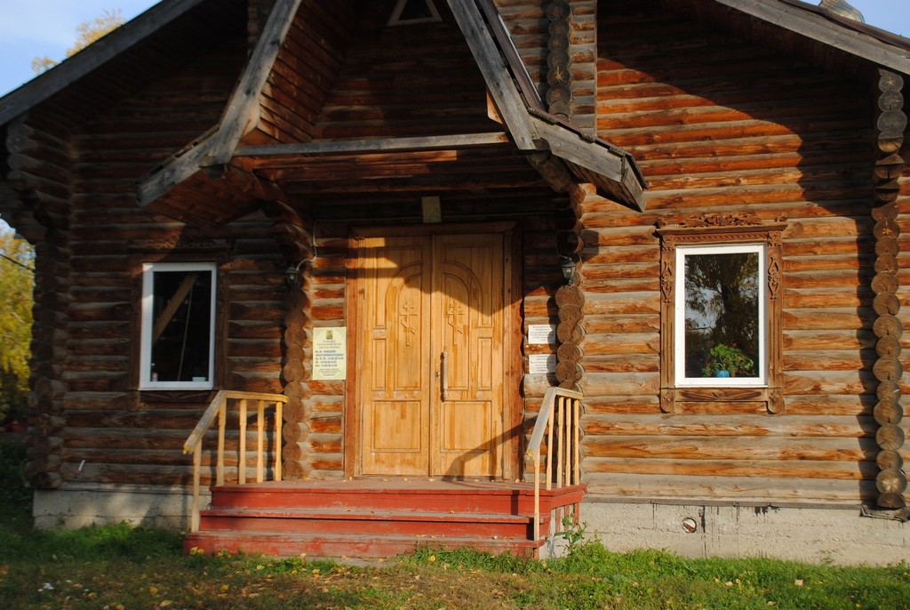 Церковь Филиппа апостола, Барановка (Змеиногорский район, Алтайский край). архитектурные детали, Крыльцо и вход в храм