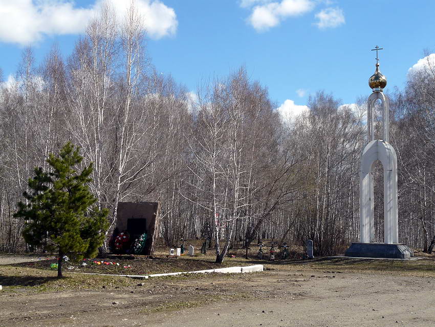 Челябинск. Неизвестная часовня. фасады, Часовня и памятник жертвам репрессий (слева)
