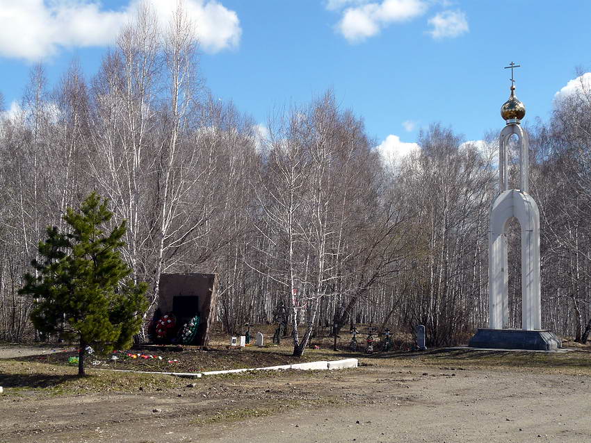 Неизвестная часовня, Челябинск (Челябинск, город, Челябинская область). фасады, Часовня и памятник жертвам репрессий (слева)