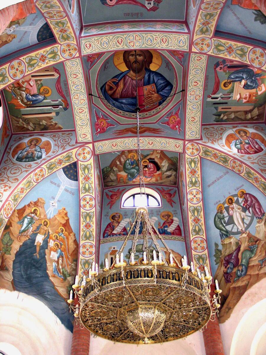 Церковь Георгия Победоносца, Дмитров (Дмитровский городской округ, Московская область). интерьер и убранство, завершена роспись верхних ярусов храма.