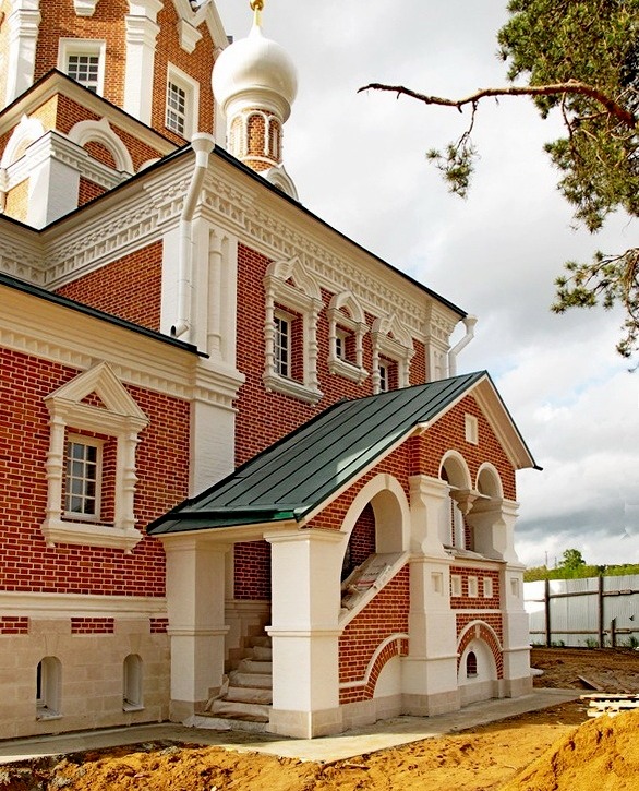 Церковь Спаса Всемилостивого, Дмитров (Дмитровский городской округ, Московская область). архитектурные детали, Спаса Всемилостивого церковь.Южный вход в храм.