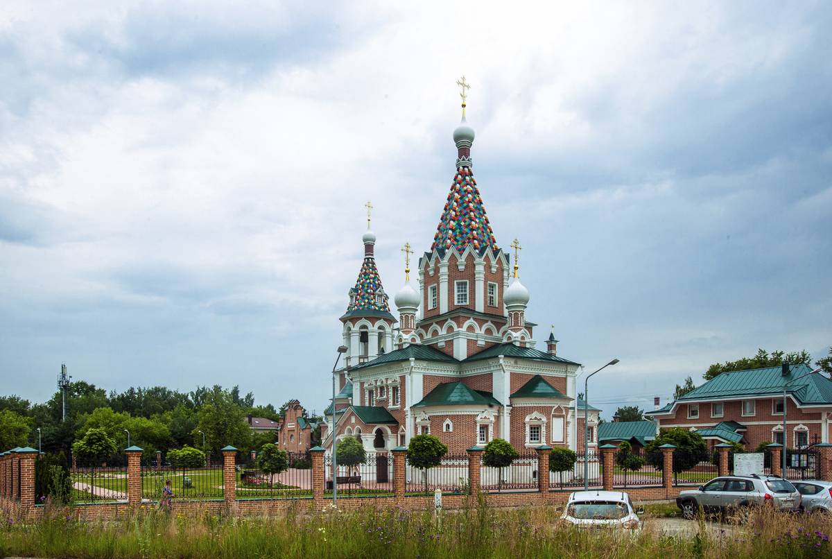 Церковь Спаса Всемилостивого, Дмитров (Дмитровский городской округ, Московская область). общий вид в ландшафте