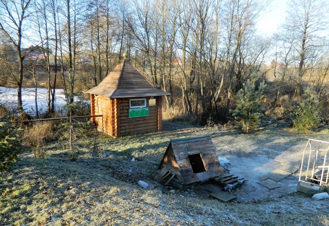 Часовня Пантелеимона Целителя, Плесенское (Наро-Фоминский городской округ, Московская область). дополнительная информация, Святой источник и купальня