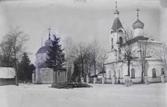 Церковь Тихвинской иконы Божией Матери, Саввинская Слобода (Одинцовский городской округ и ЗАТО Власиха, Краснознаменск, Московская область). архивная фотография, Фото 1920-х гг. (Виноградов Николай Дмитриевич). Общий вид с юго-востока. Слева - Никольская церковь. ГКМФ. ГНИМА им Щусева