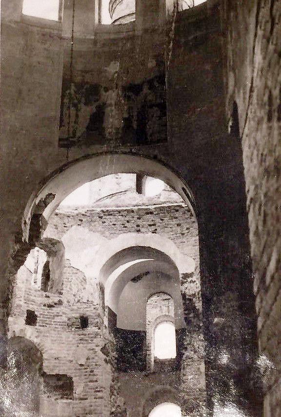 Внутри храма. Фото 1941 г. с аукциона e-bay.de, архивная фотография. Церковь Троицы Живоначальной, Гореново (Рославльский район, Смоленская область)