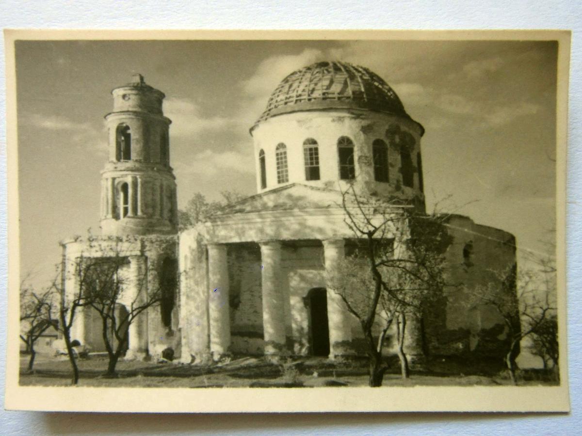 Южный фасад. Фото 1941 г. с аукциона e-bay.de, архивная фотография. Церковь Троицы Живоначальной, Гореново (Рославльский район, Смоленская область)