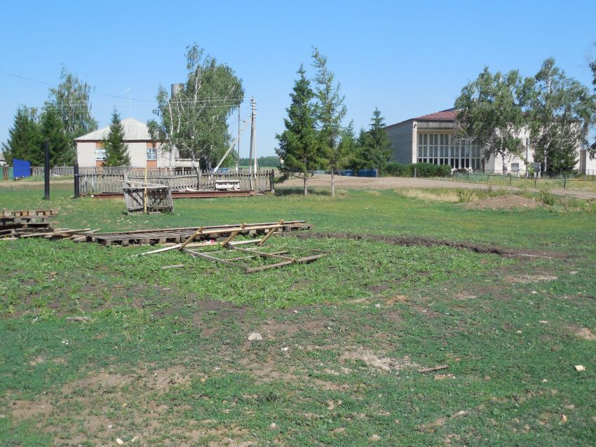 Церковь Воздвижения Креста Господня (старая), Нижняя Кондрата (Чистопольский район, Республика Татарстан). дополнительная информация, Место, где стояла старая церковь 1912 года постройки, сгоревшая в 2011 году. Новая была выстроена в десятке метров от этого места.