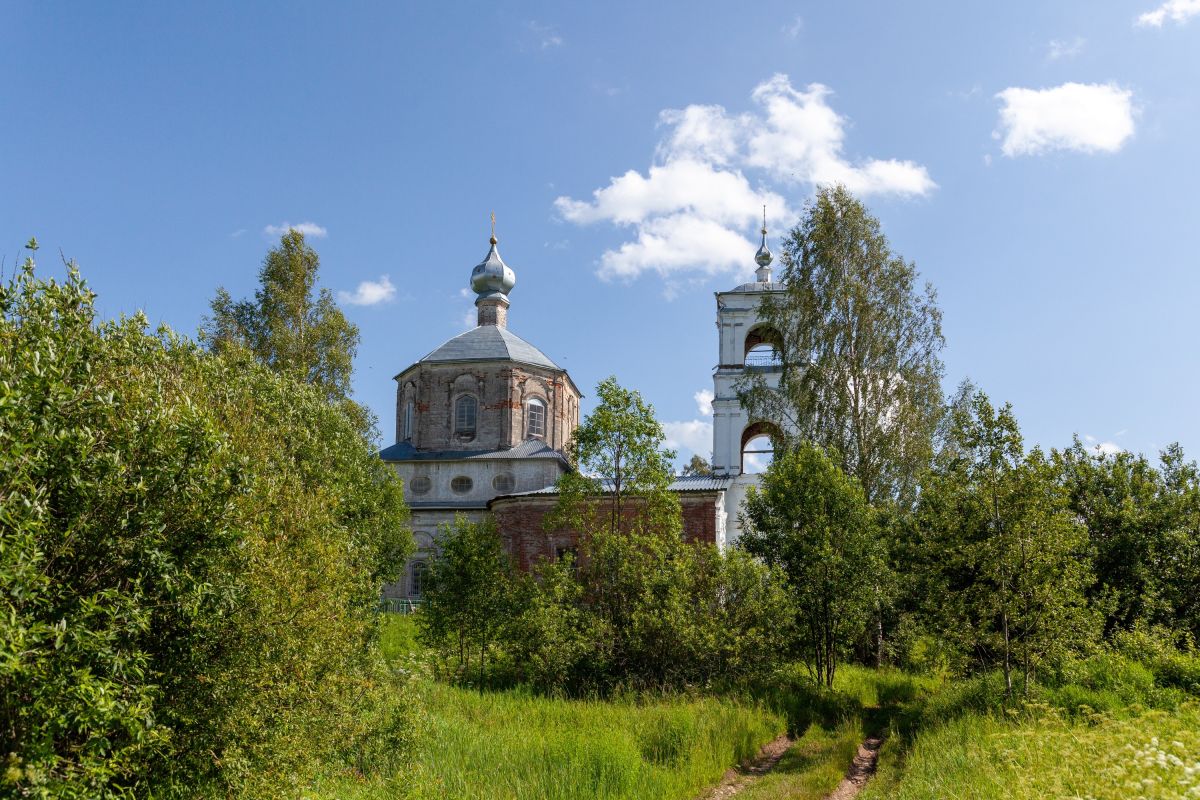 Церковь Троицы Живоначальной, Анненское (Торжокский район и г. Торжок, Тверская область). общий вид в ландшафте