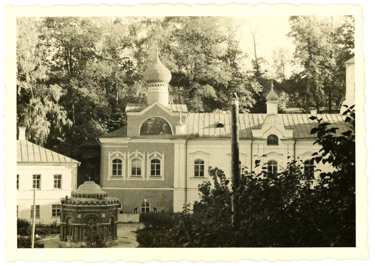Успенский Псково-Печерский монастырь. Неизвестная часовня, Печоры (Печорский район, Псковская область). архивная фотография, Часовня на переднем плане. Фото 1941 г. с аукциона e-bay.de
