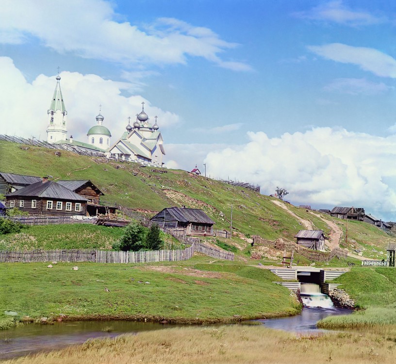 Церковь Успения Пресвятой Богородицы (старая), Девятины (Вытегорский район, Вологодская область). архивная фотография, Рядом стоит каменная церковь Воскресения Христова, построенная в 1822 году, так же утраченная. 
Фотография С. М. Прокудина-Горского. 1909 г. 