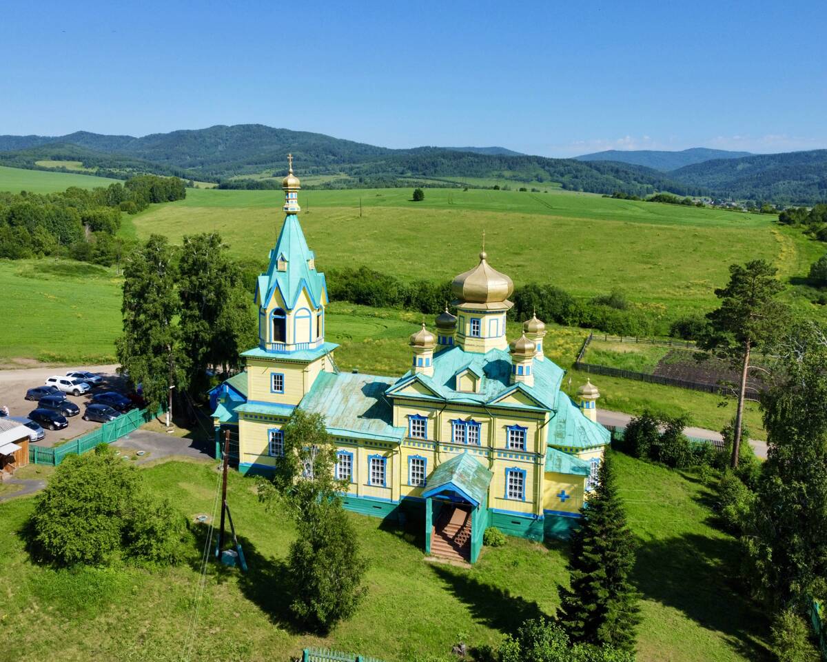 Церковь Михаила Архангела, Новоберёзовка (Идринский район, Красноярский край). фасады, Вид в ландшафте 