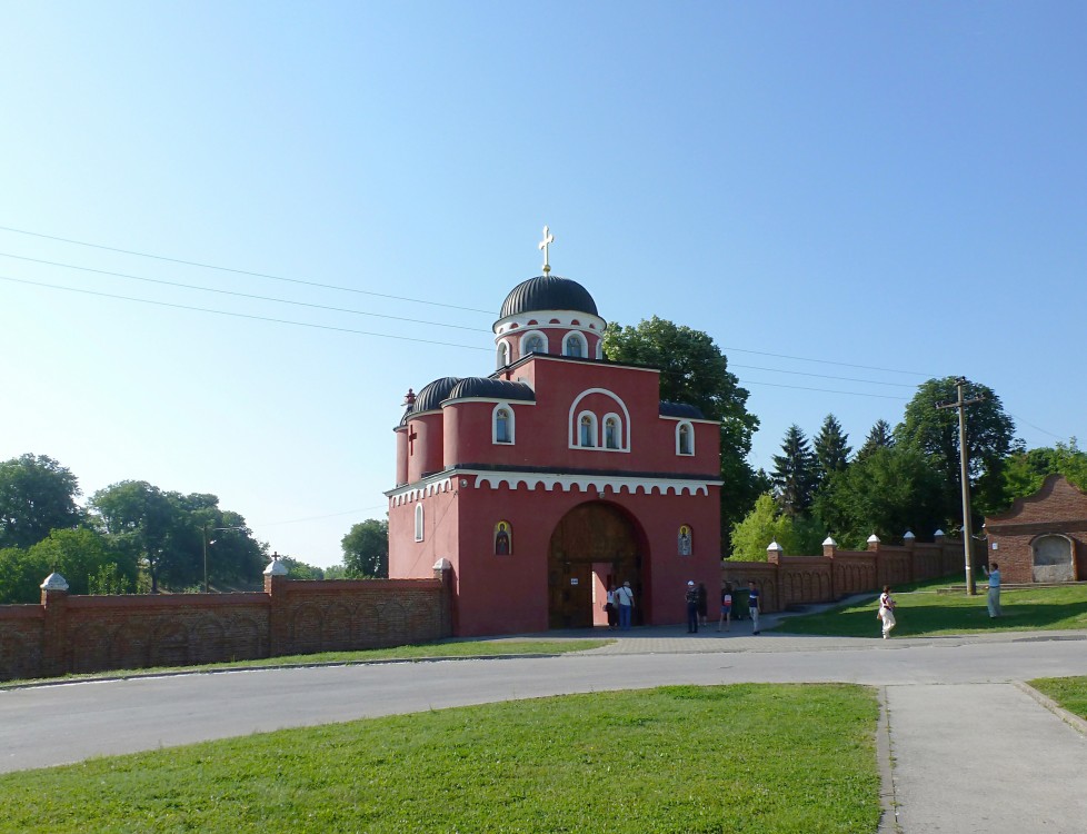 Монастырь Благовещения Пресвятой Богородицы, Крушедол-Прнявор (АК Воеводина, Сремский округ, Сербия). фасады, Надвратная церковь.
