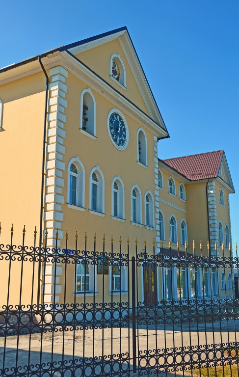 Церковь Иоанна Предтечи, Алексин (Алексинский район и пос. Новогуровский, Тульская область). фасады, На церковном месте выстроено здание резиденции епископа Белёвского и Алексинского