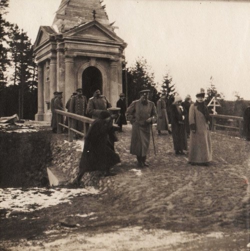 Часовня в память войны 1812 года, Салтановка (Могилёвский район, Беларусь, Могилёвская область). архивная фотография, Царская семья у Мемориальной часовни в деревне Салтановка. Фото 1917 года.