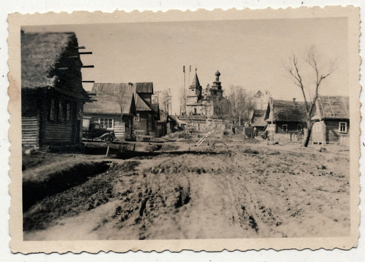 Церковь Сошествия Святого Духа, Городцы (Волотовский район, Новгородская область). архивная фотография, Храм в ландшафте села. Фото с аукциона e-bay.de