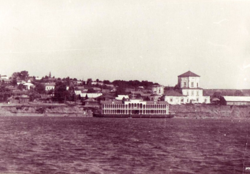 Церковь Казанской иконы Божией Матери (старая), Рыбная Слобода (Рыбно-Слободский район, Республика Татарстан). архивная фотография, 1960-е г.г. Вид с р.Камы  С сайта http://рыбная-слобода.рф/храм-казанской-иконы-божией-матери-пг/
