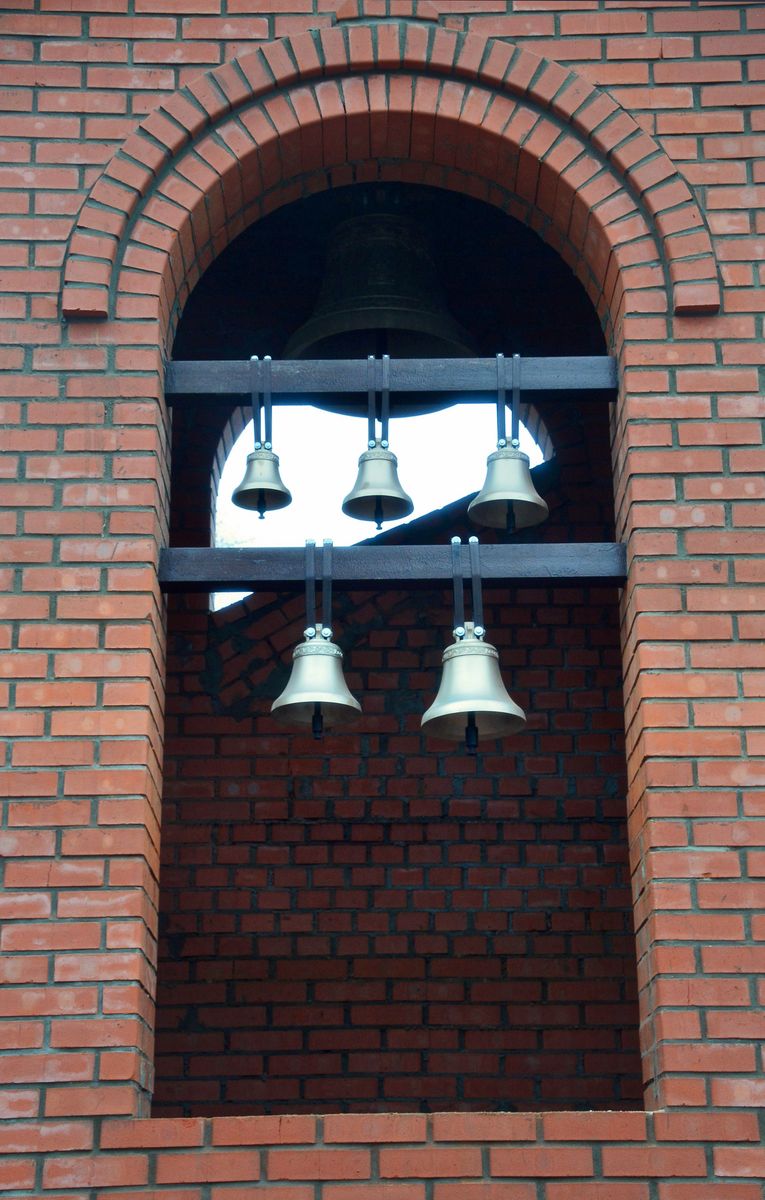 Новые колокола церковной звонницы освящены и укреплены на стропилах 4 декабря 2025 г., интерьер и убранство. Церковь иконы Божией Матери 